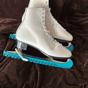 White Leather Figure Skating Shoes with Turquoise Blade Guards size 8.